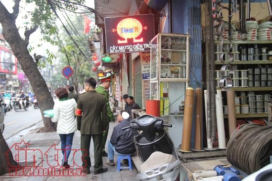  Hà Nội: Trà đá vỉa hè vẫn được 'kiếm cơm' trên diện tích 2 m2 ảnh 1